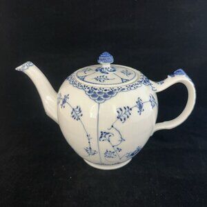 Royal Copenhagen Blue Fluted Half Lace Porcelain Lidded Tea Pot 611 Denmark 1947